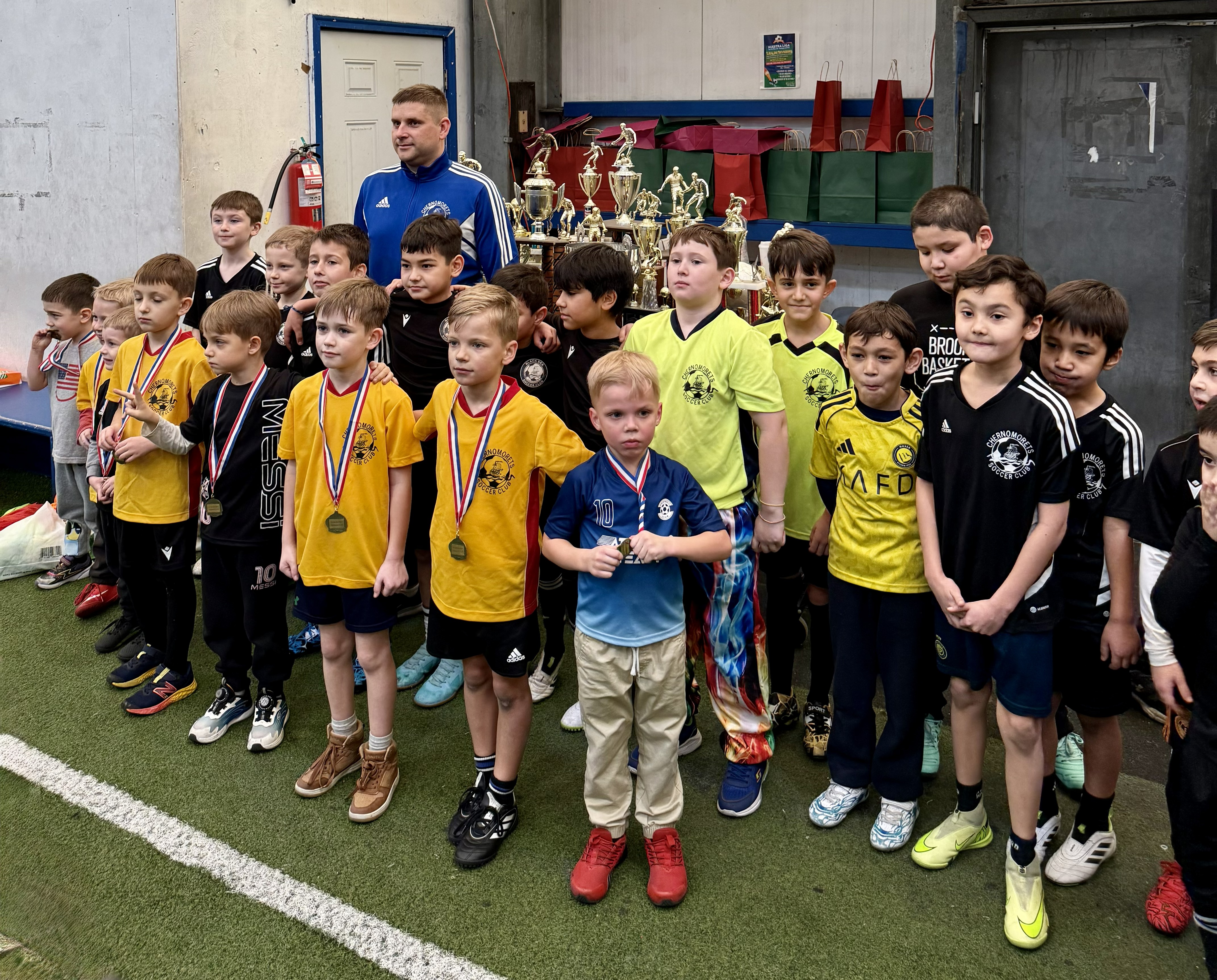 Дети академии Chernomorets после тренировки и награждения